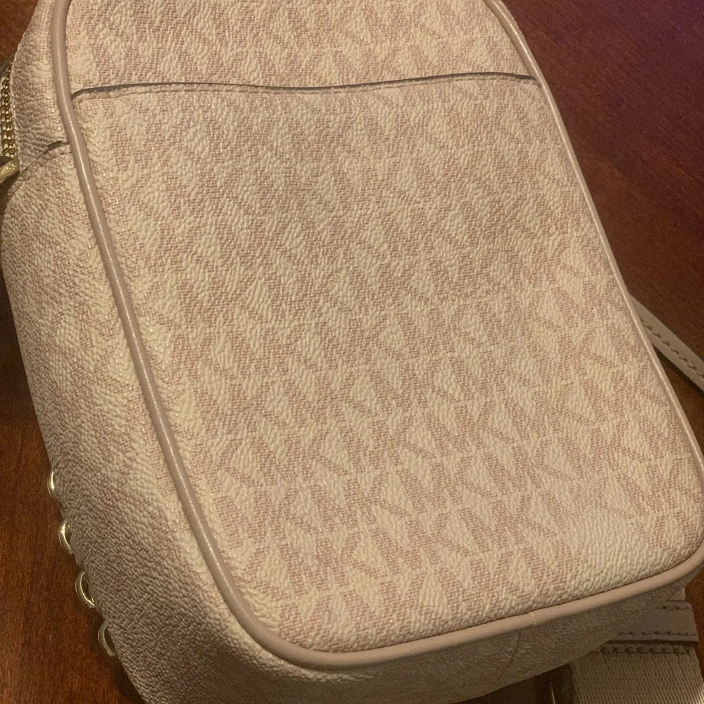 Michael Kors Elliot Small Logo Crossbody Bag in the color Ballet - Picture 4 of 7